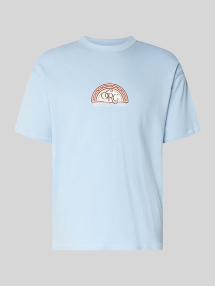 Produktfoto, hellblaues T-Shirt mit Label-Print und Rundhalsausschnitt von Jack & Jones aus reiner Baumwolle im Regular-Fit, Rückenlänge 68 cm.