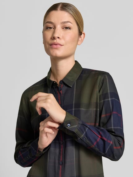Vrouwenmodel draagt Regular fit overhemdblouse uit puur katoen model 'BREDON' van Barbour, Dames, donker met ruitpatroon, close-up bovenlichaam.