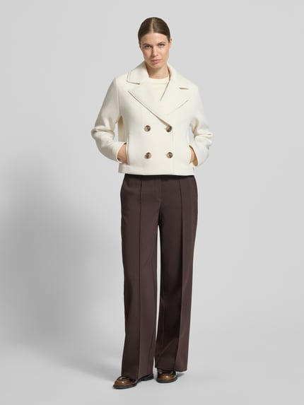 Kobiece model nosi Regular Fit Jacke mit Viskose-Anteil von Christian Berg Woman Selection, elastyczna mieszanka materiałów z dodatkiem wiskozy, krój regular fit, kołnierz z połami, 2-rzędowa listwa guzikowa, wpuszczane kieszenie, długość tyłu w rozmiarze 36: 54 cm, szerokość ramion w rozmiarze 36: 39 cm, szerokość w klatce piersiowej w rozmiarze 36: 51 cm, długość rękawów w rozmiarze 36: 64 cm, kolor ecru, gładka struktura, prostokątna forma, pełny widok z przodu.