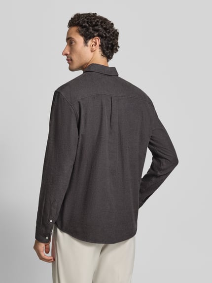 Männermodel trägt Regular Fit Freizeithemd aus reiner Baumwolle mit Label-Stitching von MCNEAL, dunkelgrau, Rückenansicht, Ganzkörperansicht Rückansicht.