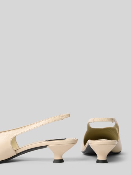 Produktfoto, Pumps mit Pfennigabsatz Modell 'Eros' von ALOHAS, spitz zulaufend, elastischer Riemen, beige, Absatzhöhe: 1 cm, Schafthöhe: 4 cm, Schaftweite: 17 cm, Lederstruktur