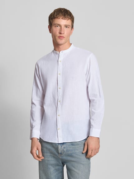 Männermodel trägt Regular Fit Freizeithemd aus Baumwoll-Leinen-Mix von Jack & Jones in Weiß, Stehkragen, Nahaufnahme Oberkörper.