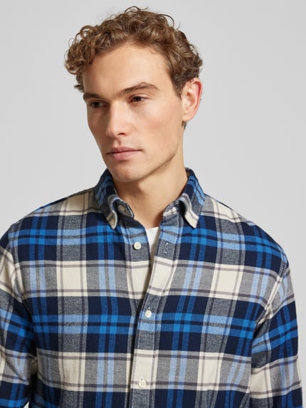 Męski model nosi Freizeithemd mit Knopfleiste Modell 'LUBARKLEY' od Jack & Jones Premium, bawełna, niebieska kratka, półzbliżenie górnej części ciała.