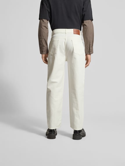Mannelijk model draagt Straight Fit Jeans in 5-pocketmodel van Officine Générale, puur katoen, binnenbeenlengte 42 cm, bandwijdte 74 cm, knoop- en ritssluiting. Ganzkörperansicht Rückansicht.