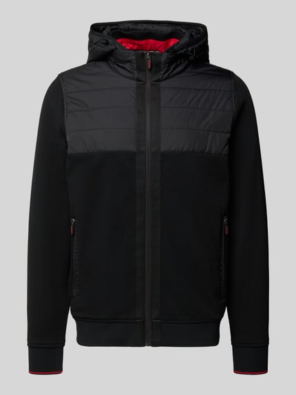 Produktfoto, Regular Fit Jacke mit gevoerde opstaande kraag van Christian Berg Men in zwart met rood, puur katoen, capuchon, ritssluiting, steekzakken, elastische boorden, ruglengte maat M 66 cm, mouwlengte maat M 65 cm.