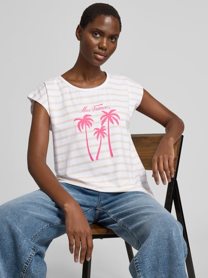 Modelka nosi T-shirt z motywem palm FREE/QUENT T-Shirt mit Motiv-Print Modell 'Fenjal', bio bawełna, krój regular fit, ujęcie z przodu zbliżenie na górę ciała.