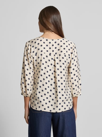 Frauenmodel trägt Regular Fit Bluse aus Viskose-Mix Modell 'Alma' von FREE/QUENT mit dunkelblauen Punkten, Ganzkörperansicht Rückansicht. Damen Bluse mit V-Ausschnitt und 3/4-Arm, Rückenlänge 60 cm, Ärmellänge 43 cm.