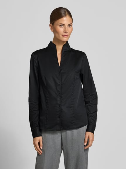 Vrouwenmodel draagt Slim Fit Bluse mit V-Ausschnitt van Christian Berg Woman, katoenmix met stretch, knoopsluiting, zwart, Ganzkörperansicht van voren.