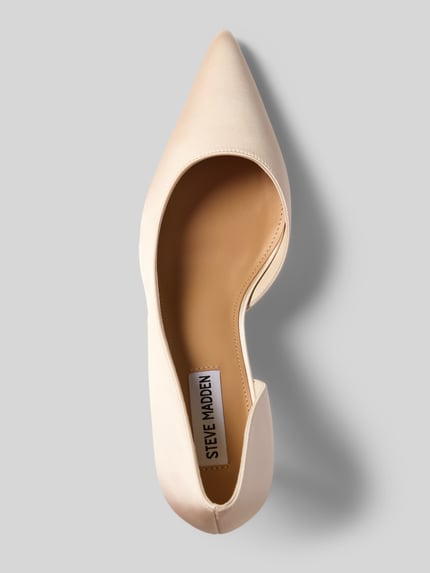 Produktfoto, Pumps mit Pfennigabsatz Modell 'Vena' von Steve Madden, kremowy kolor, spiczasty nosek, błyszcząca faktura, gładka podeszwa, otwarta strona, wysokość obcasa 4 cm w rozmiarze 40, wysokość cholewki 7 cm, szerokość w rozmiarze 40: 21 cm