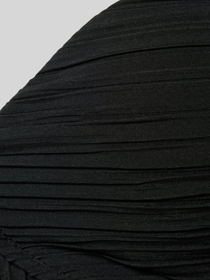 Produktfoto, Badeanzug mit Logo-Detail Modell 'DOUBLE B' von BOSS in Schwarz mit Streifen-Struktur, Plissee, Optik: Unifarben, Materialverarbeitung: Plissee