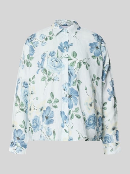 Frauenmodel trägt Regular Fit Hemdbluse aus Leinen von Jake*s Collection, blauer Blumenprint, Kentkragen, Knopfleiste, überschnittene Schultern, Rückenlänge 64 cm, Ärmellänge 57 cm, Ganzkörperansicht von vorne.