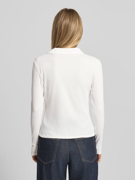 Frauenmodel trägt Longsleeve aus Viskose-Mix mit Stretch-Anteil von OPUS, Ripp-Optik, Polokragen, Regular-Fit, Weiß, Ganzkörperansicht Rückansicht. Modell 'Seti', Rückenlänge bei Größe 36: 54 cm.