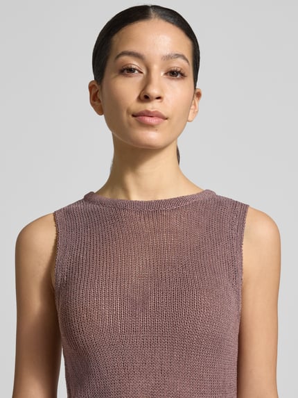 Kobieta modelka nosi top z dzianiny z okrągłym dekoltem od Christian Berg Woman Selection, półprzezroczysty materiał, dopasowany krój, długość tyłu w rozmiarze 36: 53 cm, zbliżenie na górną część tułowia.