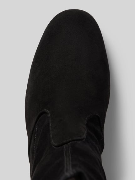 Productfoto, Stiefeletten met Blokhak van Högl in zwarte suèdelook, afgeronde pasvorm, gladde zool, detailopname, hakhoogte maat 39: 6 cm, schachthoogte: 19 cm, schachtbreedte: 12 cm.