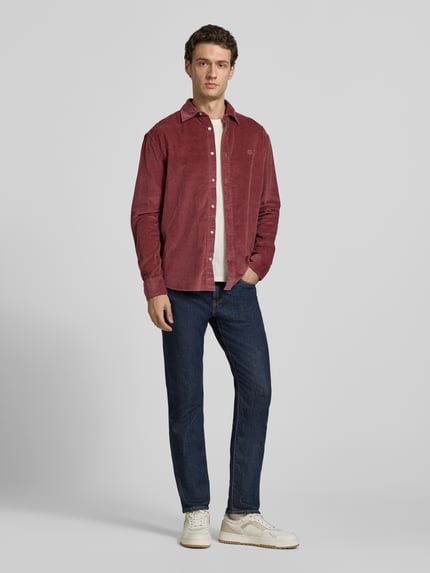 Männermodel trägt Regular Fit Freizeithemd mit Label-Stitching von MCNEAL in Cord, Kentkragen, Reine Baumwolle, Ganzkörperansicht von vorne.