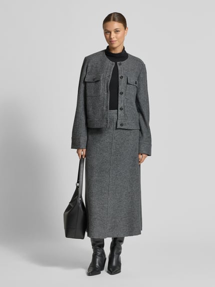 Frauenmodel trägt Taillierter Kurzblazer aus Viskose-Woll-Mix von Marc O'Polo, Optik: Unifarben, Passform: Tailliert, Rundhals, einreihige Knopfleiste, Langarm mit Schlitz und Knopfverschluss, Brusttasche, glatte Textur, Ganzkörperansicht von vorne.