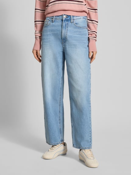 Frauenmodel trägt Barrel Jeans mit Label-Detail Modell 'PANAMA' von Calvin Klein Jeans in hellblauer Baumwolle mit Barrel Fit, Ganzkörperansicht von vorne.