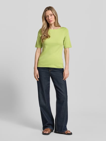 Frauenmodel trägt T-Shirt mit U-Boot-Ausschnitt von Christian Berg Woman in Unifarbenes-Design aus Reine Baumwolle, Regular-Fit, Ganzkörperansicht von vorne. Rückenlänge bei Größe 36: 59 cm.