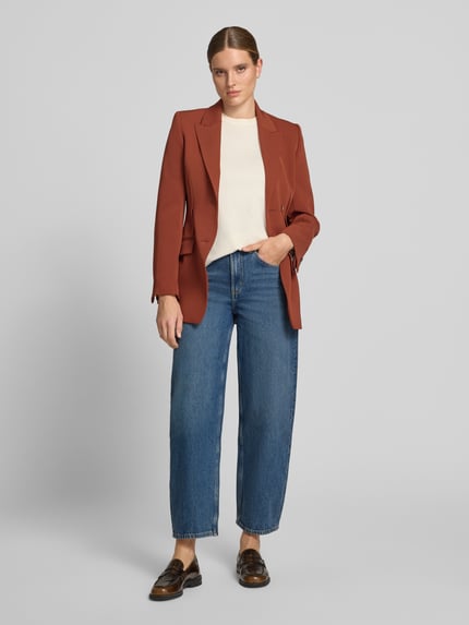 Frauenmodel trägt Straight Fit Jeans aus reiner Baumwolle Modell 'BET' von MANGO in Blau, mittlere Bundhöhe, 5-Pocket-Design, Ganzkörperansicht von vorne.