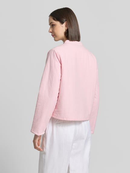 Frauenmodel trägt Jacke mit Stehkragen Modell 'Emilia' von LOLLYS LAUNDRY in Rosa, reine Baumwolle, Regular Fit, Ganzkörperansicht Rückansicht