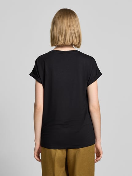 Frauenmodel trägt Damen T-Shirt mit Rundhalsausschnitt und Print Modell 'MARICA' von Soyaconcept, Lyocell-Elasthan-Mix, Relaxed-Fit, Rückenlänge 62 cm, schwarze T-Shirt-Optik mit glatter Textur, Ganzkörperansicht Rückansicht.