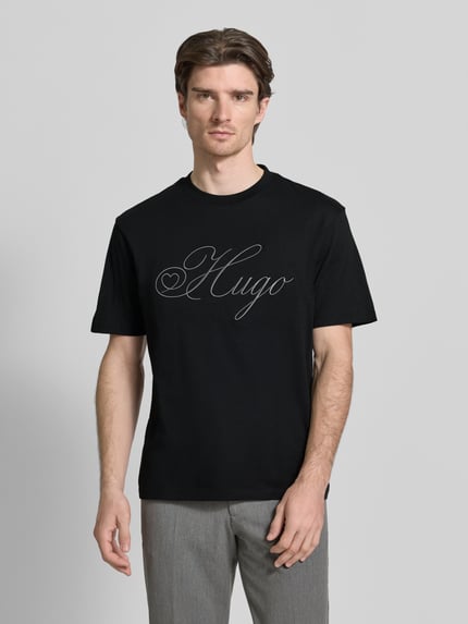 Męski model nosi Regular Fit T-Shirt aus reiner Baumwolle Modell 'DALENT' von HUGO, efekt: jednolity kolor, krój regular fit, aplikacja: wyhaftowane logo, dekolt: okrągły, rękaw: krótki, wykończenie materiału: dżersej, materiał: czysta bawełna, całkowita długość z przodu, zbliżenie na górny korpus.