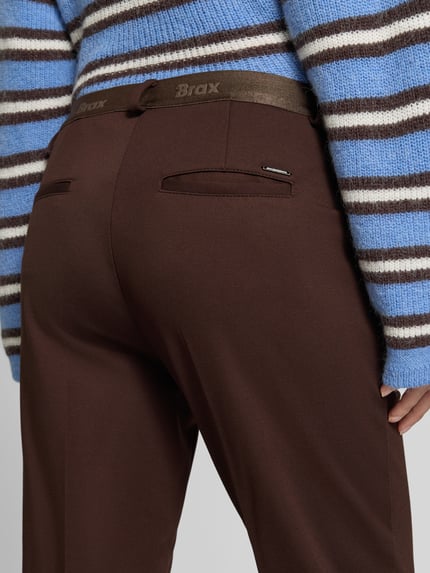 Frauenmodel trägt Regular Fit Hose aus Viskose-Mix Modell 'MARON' von Brax, dunkelbraun, feine Struktur, Damen Schmale Hose, Nahaufnahme Rückansicht.