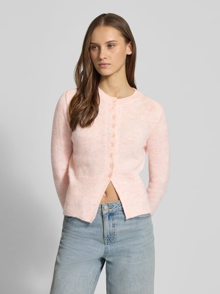 Frauenmodel trägt Regular Fit Strickjacke mit einreihiger Knopfleiste Modell 'ELLA' von ONLY, Optik: Unifarben, Materialverarbeitung: Strick, Rundhals, Langarm, gerippter Ärmel- und Rumpfabschluss, Ganzkörperansicht von vorne.
