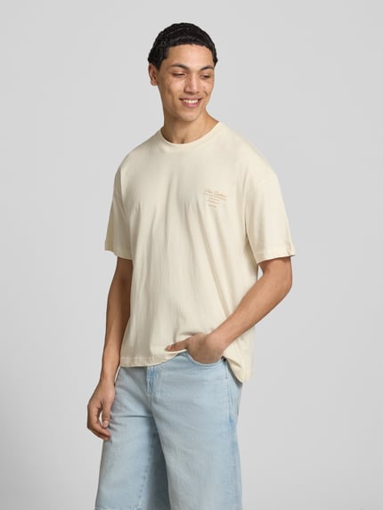 Männermodel trägt T-Shirt mit Rundhalsausschnitt von Jack & Jones in Beige mit Print aus Reine Baumwolle, Regular-Fit, Nahaufnahme Oberkörper.