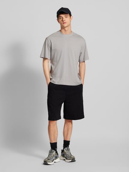 Männermodel trägt Herren T-Shirt mit Rundhalsausschnitt Modell 'EURBAN EDGE' von Jack & Jones in Grau, Reine Baumwolle, Modern Fit, Ganzkörperansicht von vorne.