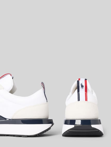 Produktfoto, Sneaker mit Schnürverschluss von Polo Ralph Lauren aus weißem Leder-Mix mit strukturierter Sohle und Label-Details, Rückansicht.