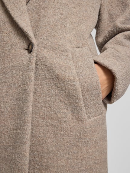 Frauenmodel trägt Wollmantel mit Reverskragen Modell 'CALODINO2' von BOSS aus reiner Wolle, beige, Detailaufnahme Tasche.