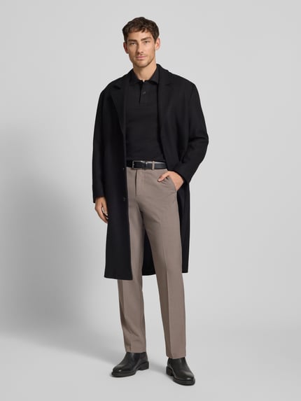 Męski model nosi czarne Poloshirt mit Label-Stitching Modell 'PAXTON' od Christian Berg Men z krótkim rękawem, slim fit, przód, ujęcie całej sylwetki.