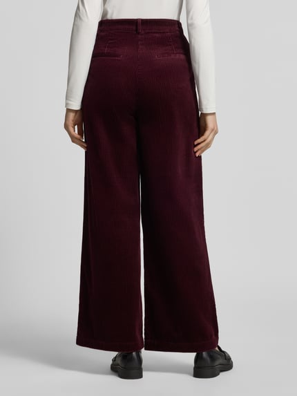 Frauenmodel trägt Regular Fit Hose mit Cordstruktur High Waist von Jake*s Casual in Dunkelrot, Strukturmuster, Ganzkörperansicht Rückansicht.