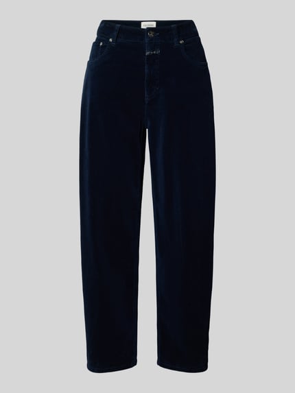 Produktfoto, dunkelblaue Barrel Fit Cordhose Modell 'JAZZIE' von Closed aus Baumwoll-Elasthan-Mix mit Eingrifftaschen und Label-Detail.
