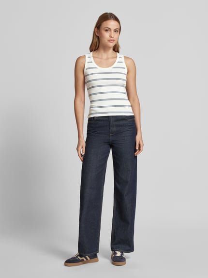 Modelka nosi Tanktop mit Feinripp und Rundhalsausschnitt von Jake*s Casual, biało-granatowe paski, bawełniana mieszanka ze stretchem, krój dopasowany, drobny prążek, dekolt z falą, długość pleców w rozmiarze S: 49 cm, widok całej sylwetki z przodu.