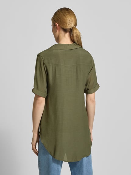 Vrouwenmodel draagt Relaxed Fit blouse uit viscosemix met platte kraag van Apricot, semi-transparant, halflange mouwen, knoopsluiting, verlengde achterkant, olijfgroen, ruglengte bij maat S 82 cm, mouwlengte 28 cm, textuur glad, detail zichtbaarheid, Ganzkörperansicht Rückansicht.
