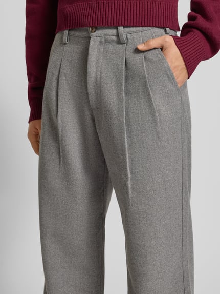 Männermodel trägt Hose mit gelegten Falten und Gesäßtaschen van PROHIBITED, relaxed fit, grijs, materiaal-mix, nahaufnahme bovenlichaam.