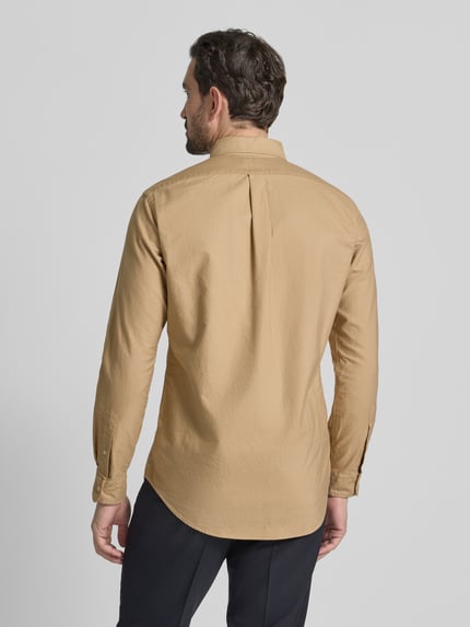 Männermodel trägt Freizeithemd mit Knopfleiste von Polo Ralph Lauren in Beige, reine Baumwolle, Regular Fit, Ganzkörperansicht Rückansicht.