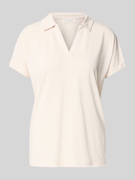 Produktfoto, Regular Fit Poloshirt aus Modal-Mix von Christian Berg Woman in Creme mit V-Ausschnitt und Aufschlagärmeln, glatte Textur