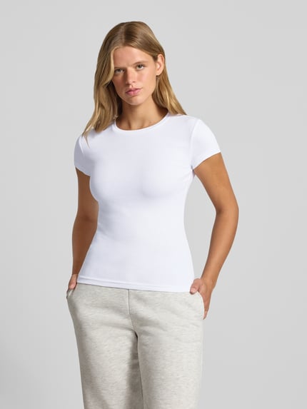 Frauenmodel trägt Skinny Fit T-Shirt aus Baumwoll-Mix von Gina Tricot in Weiß, kurzärmelig, Rundhalsausschnitt, glatte Textur, Nahaufnahme Oberkörper, Rückenlänge bei Größe S 54 cm.