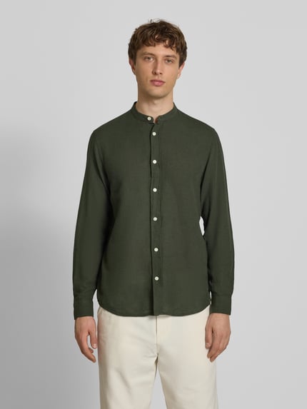 Männermodel trägt Slim Fit Freizeithemd aus Baumwoll-Leinen-Mix Modell 'CAIDEN' von Only & Sons in Optik: Unifarben, Ganzkörperansicht von vorne.