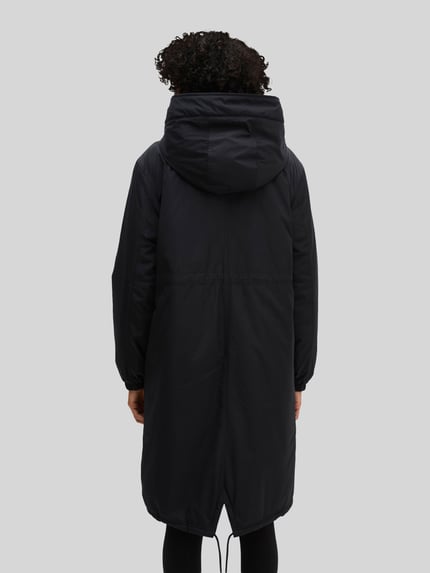 Frauenmodel trägt Regular Fit Parka mit Kapuzenkragen von Marc O'Polo, schwarzer Stoff, glatte Oberfläche, Ganzkörperansicht Rückansicht, damska parka