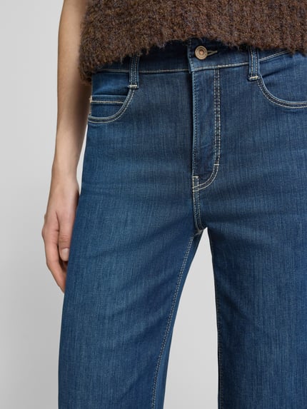 Vrouwenmodel draagt Wide Leg Jeans met steekzakken model 'Dream' van MAC, katoenmix met modal, blauwe jeans, detailopname heup en bovenbeen.
