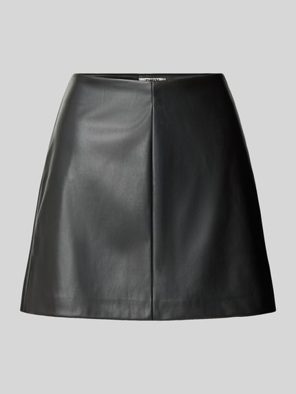 Produktfoto, schwarzer Regular Fit Mini-Rock in Leder-Optik Modell 'NIELLA' von ONLY, Damen Mini-Rock von ONLY, glatte Oberfläche.