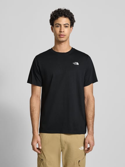 Männermodel trägt Regular Fit T-Shirt mit Logo-Stitching von The North Face, schwarzer Baumwoll-Mix, Rundhalsausschnitt, Herren T-Shirt, Rückenlänge bei Größe M 70 cm, Ganzkörperansicht von vorne.