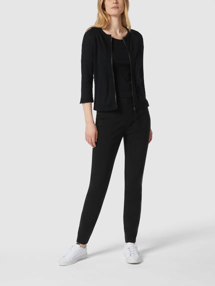 Vrouwenmodel draagt Stoffen broek met steekzakken van Christian Berg Woman in zwarte viscosemix met stretch, recht model, volledige lichaamsvoorzijde.