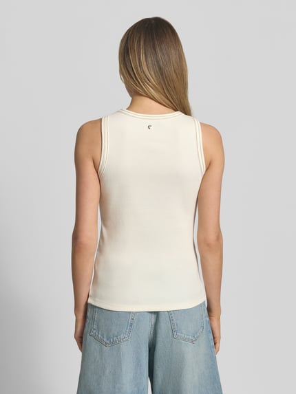 Männermodel trägt Tanktop mit Logo-Stitching Modell 'Ara' von MOS MOSH, kremowy odcień, cienki prążkowany materiał, krój slim fit, bawełniany miks ze stretchem, okrągły dekolt, długość tyłu w rozmiarze S: 58 cm, kontrastowe szwy, całkowity widok z tyłu