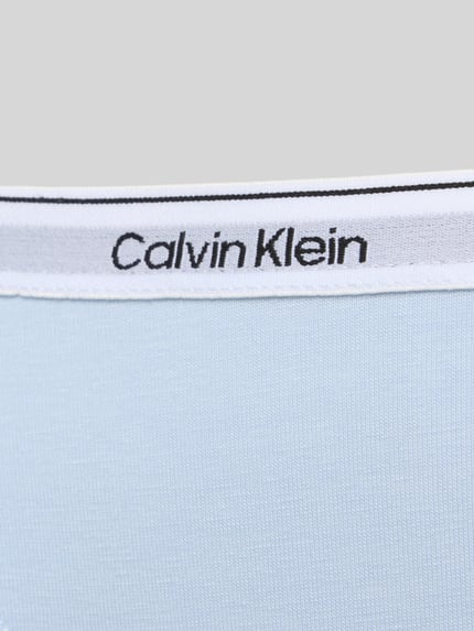 Produktfoto, hellblauer Slim Fit Slip mit weißem Bund und Logo-Detail, Modell 'Carousel' von Calvin Klein Underwear, elastischer Baumwoll-Mix, feine Textur