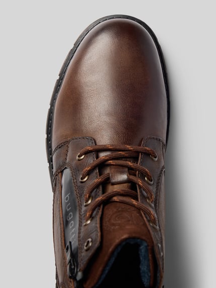 Produktfoto, Boots aus Leder-Textil-Mix mit Reißverschluss Modell 'Mate' von bugatti, braune Oberfläche, Schnürung, abgerundete Spitze